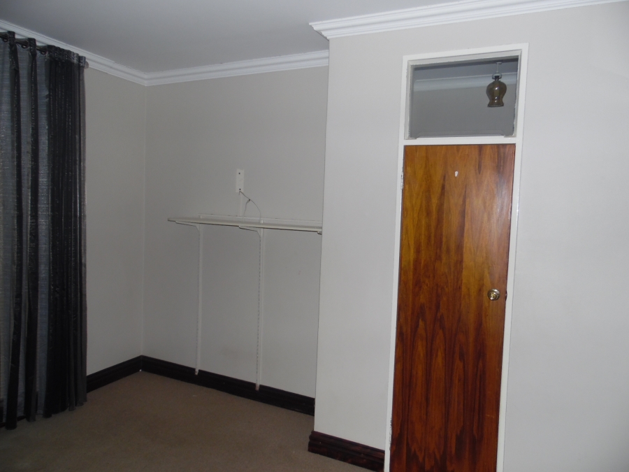 6 Bedroom Property for Sale in Jim Fouchepark Free State